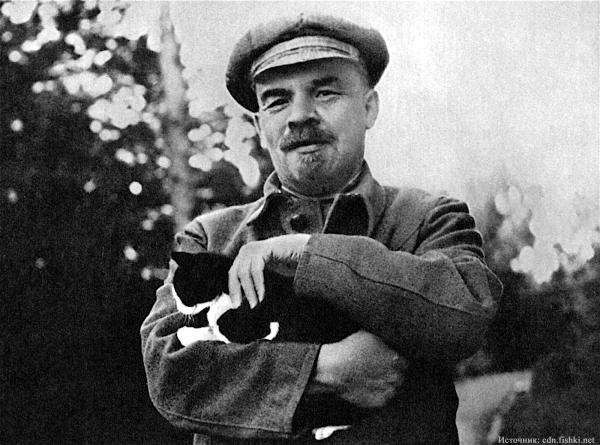 Почему первый памятник Ленину изготовили при жизни большевистского вождя?