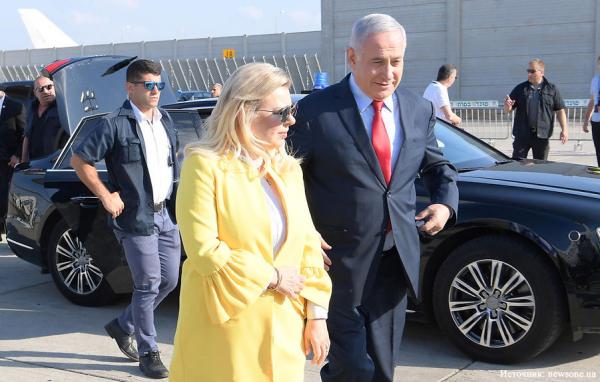 В Киеве супруга Нетаньяху выбросила приветственный каравай