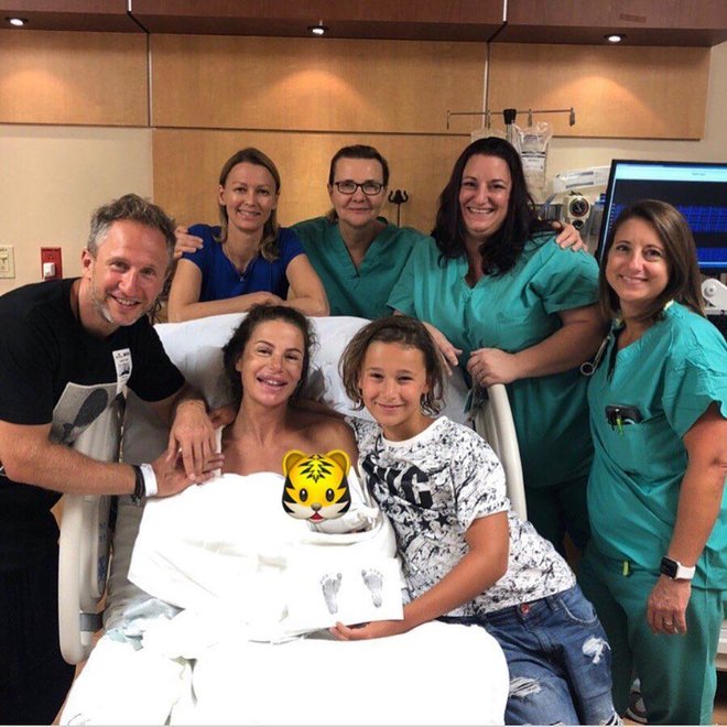 Жена Оскара Кучеры поделилась трогательным снимком с новорожденным сыном из заграничного госпиталя