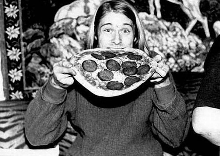 Бумажная тарелка от пиццы, которую ел Курт Кобейн, продана на аукционе за огромную сумму