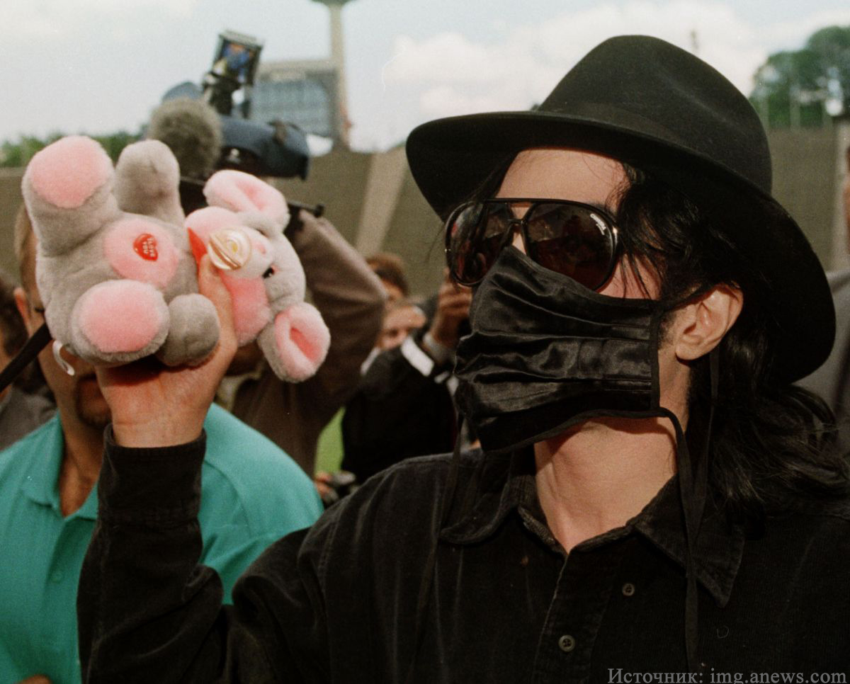 Экс-телохранитель Майкла Джексона раскрыл секрет черной маски поп-короля
