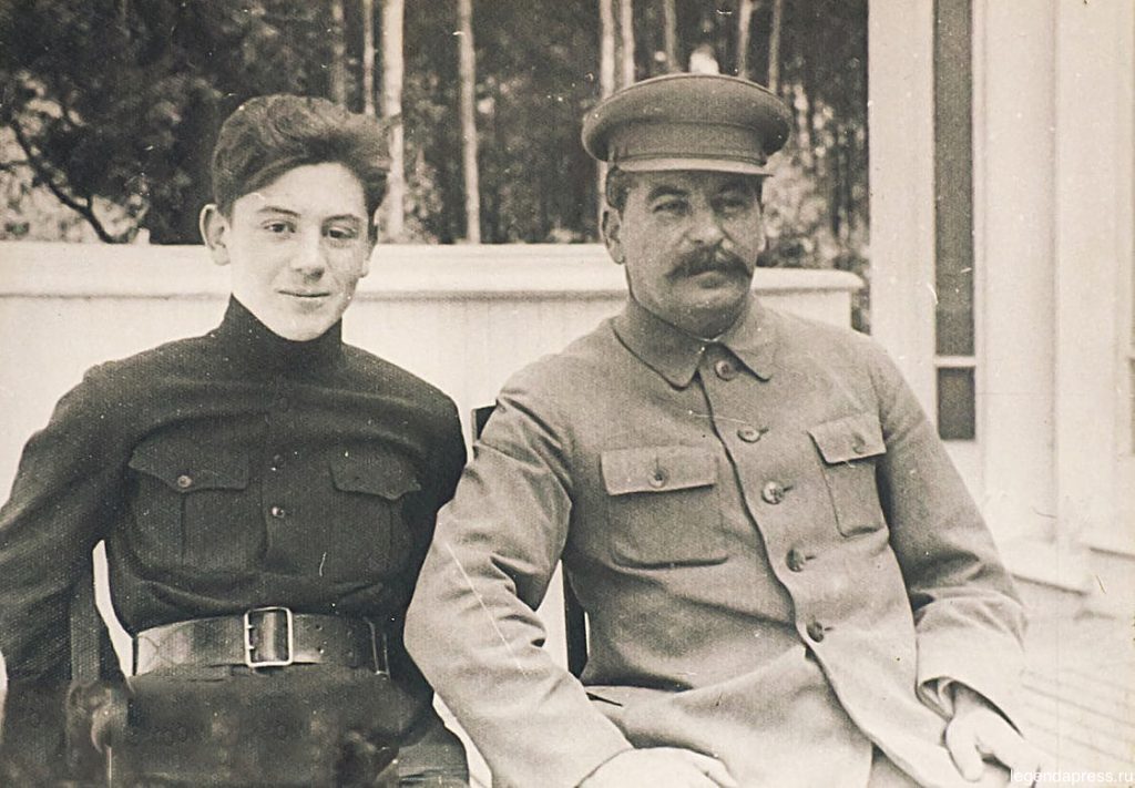 Как воевал на фронте младший сын вождя народов Василий Сталин?